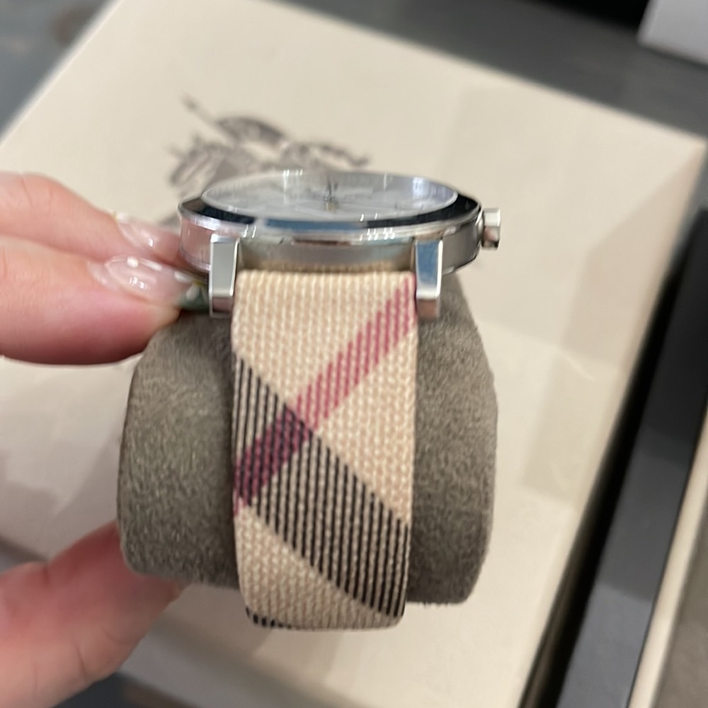 Burberry watch - Picture 2 of 8